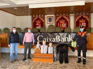 Protección Civil de Sotillo recibe material para adiestramiento frente a emergencias gracias a la aportación de Caixa Bank