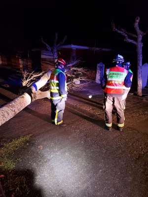 Los graves daños provocados por el temporal de viento obligan a actuar a la agrupación de bomberos voluntarios y empleados municipales de Sotillo